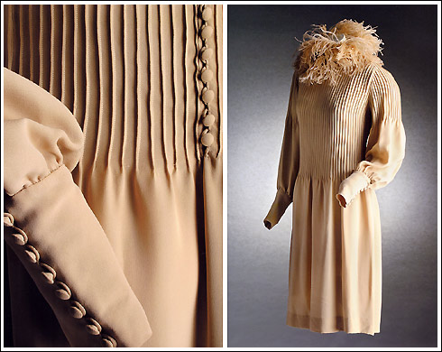 1964 - Vestido en creppe georgette marfil con jaretas y plumas de avestruz