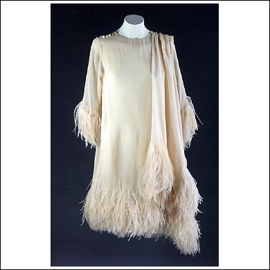 1966 - Vestido en gasa marfil con plumas de avestruz a tono