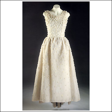 1969- Vestido Tul blanco bordado de pailletes de nacar